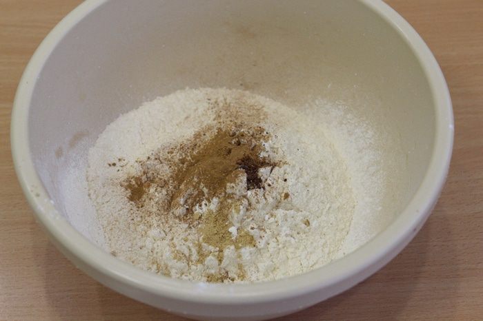 Пряный медовый пирог с яблоками