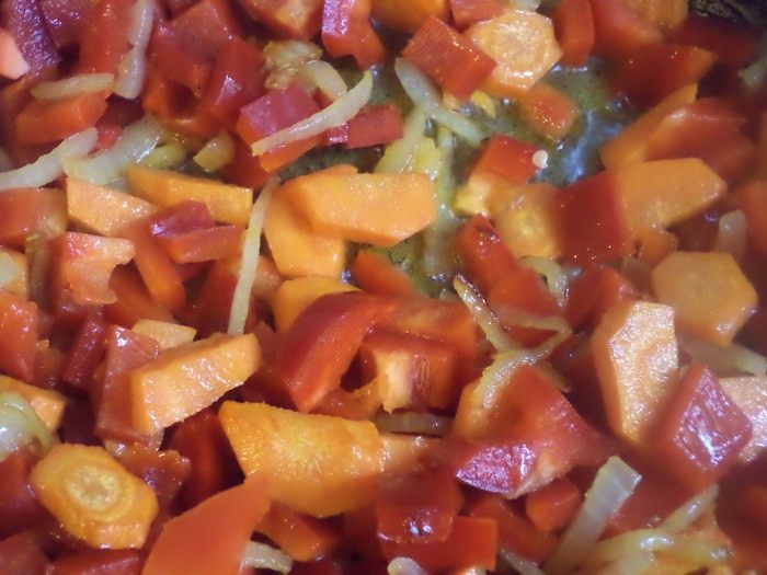 Горячий овощной салат с шампиньонами