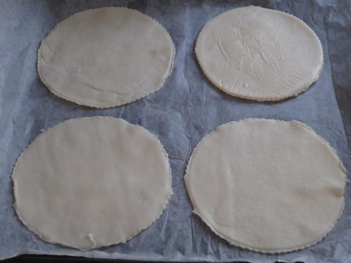 Тарталетки с баклажанами и сыром Бри