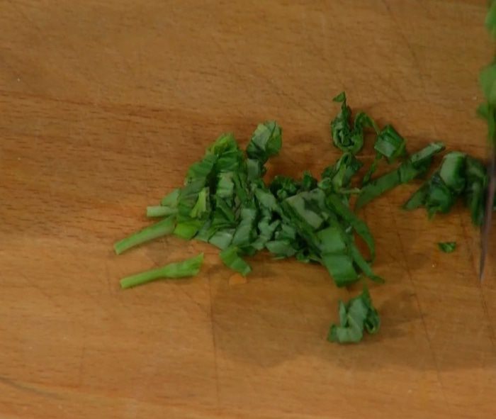 Хрустящие драники с помидорами и маринованным луком 