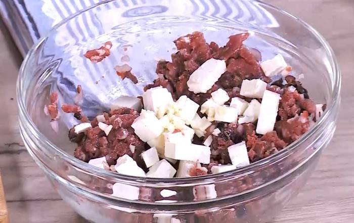 Бургеры с ягнятиной, фетой и оливками 