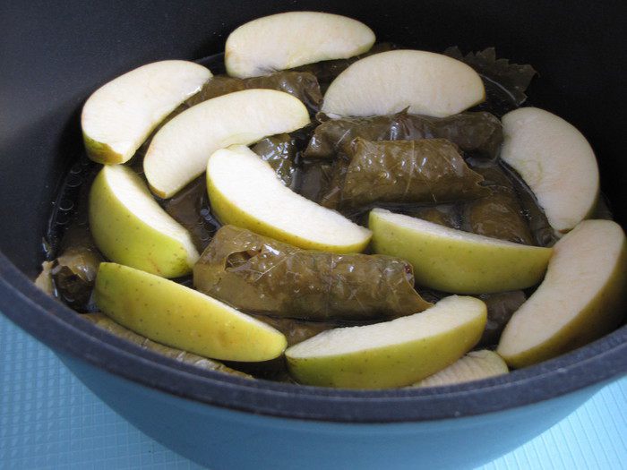 Долма с рисом, изюмом и кедровыми орешками
