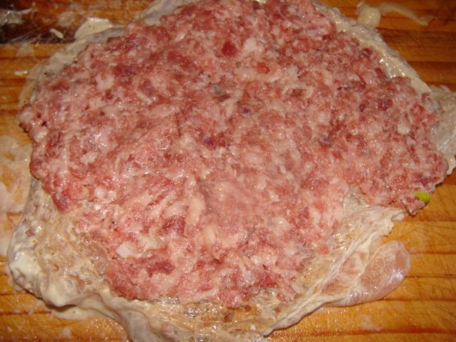 Мясной рулет с сухофруктами