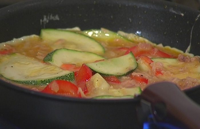 Фриттата с тунцом, кабачком и сладким перцем 