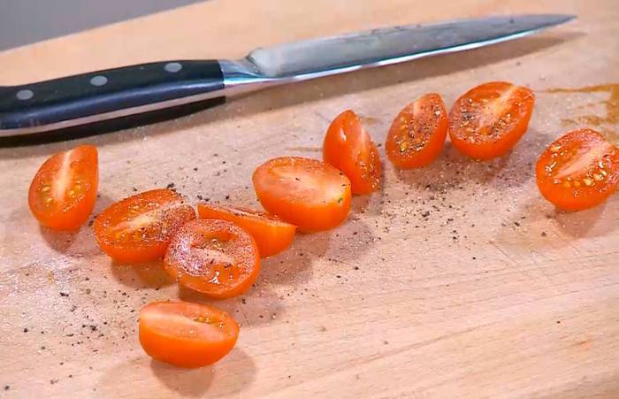 Тосты с фетой, помидорами и йогуртовым кремом 