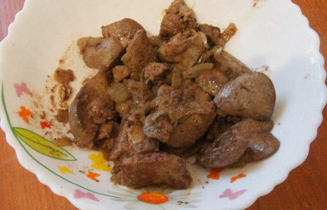 Салат с куриной печенью и яичными блинчиками
