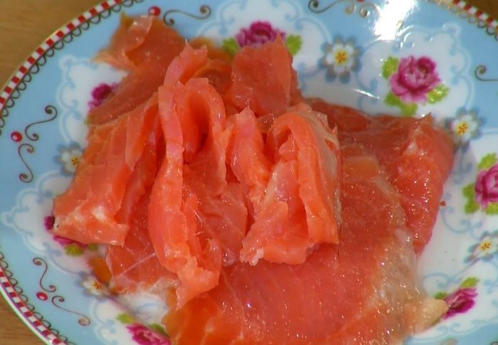 Салат с лососем и яйцами пашот 
