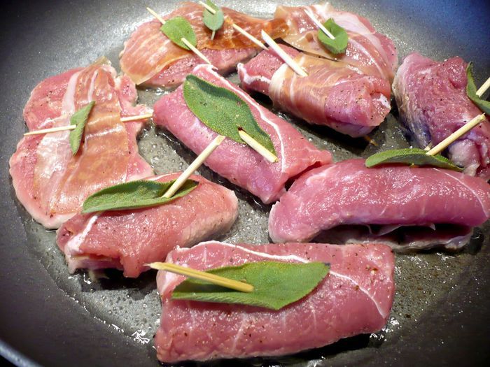 Рулеты из телятины с шалфеем и пармской ветчиной