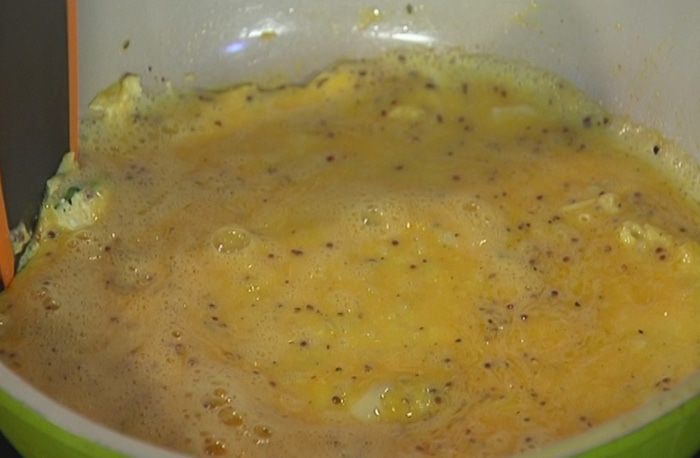 Омлет с козьим сыром, помидорами и базиликом 