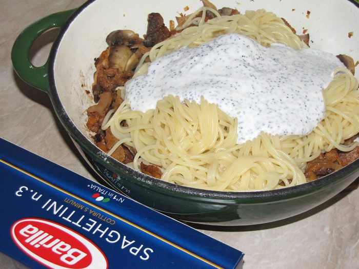 Спагетти с грибами под сметанно-маковым соусом