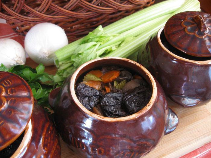  Мясо с грибами и черносливом в горшочке    
