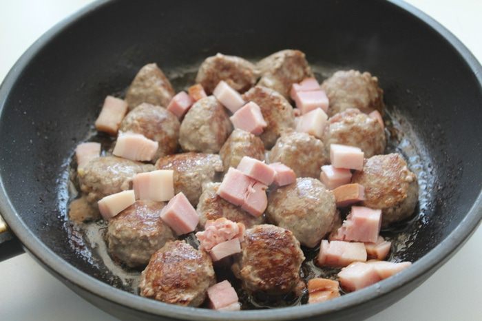 Фрикадельки с фасолью и овощами