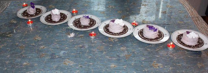Ванильное мороженое с чернично-фиалковым ароматом на шоколадном блюдце