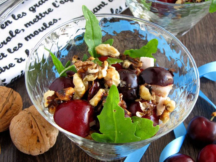 Легкий салат с черешней и куриным филе