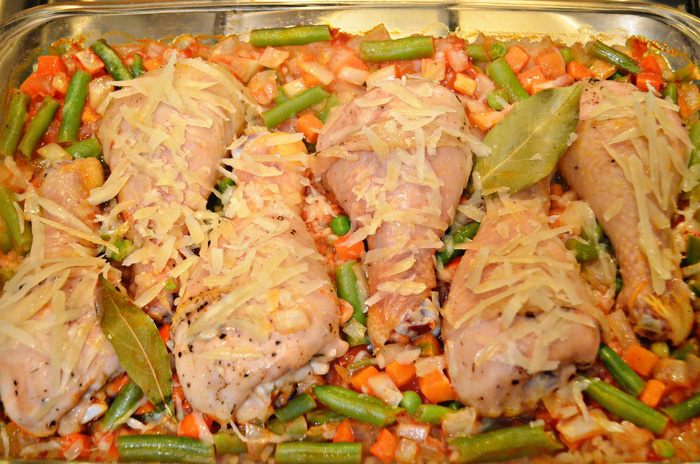 Куриные голени, запеченные с рисом и овощами