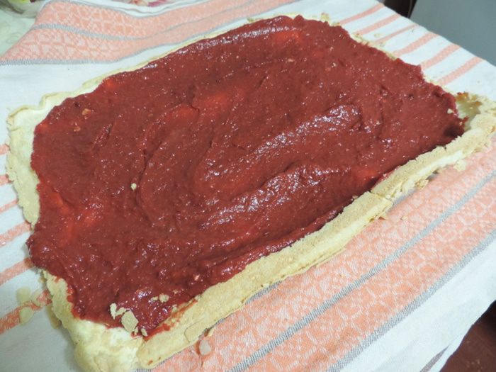 Меренговый рулет с вишневым курдом