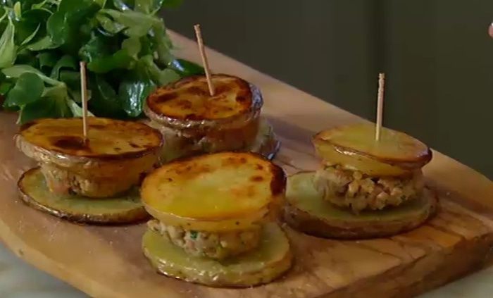 Картофельные мини-сэндвичи с котлеткой из ягнятины 