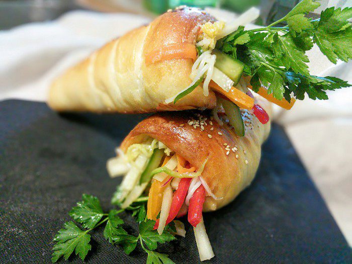 Хлебные кулечки с салатом 