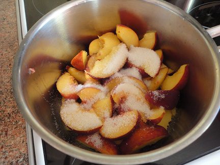 Ванильное мороженое с персиками