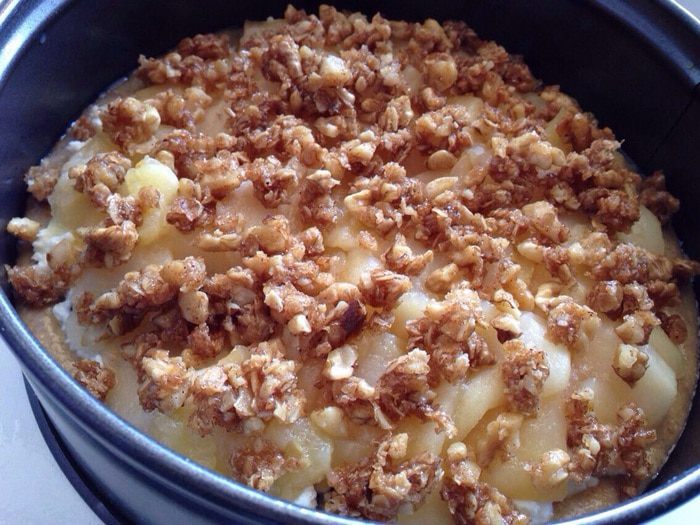 Творожно-яблочный пирог с гранолой