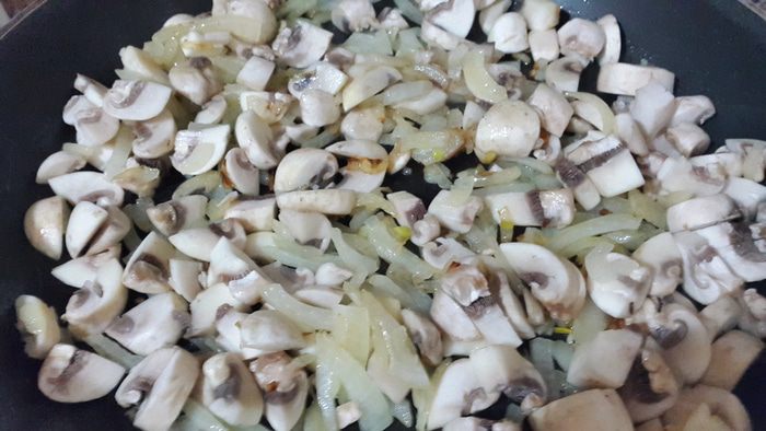 Картофельные биточки с булгуром, грибами и вялеными томатами