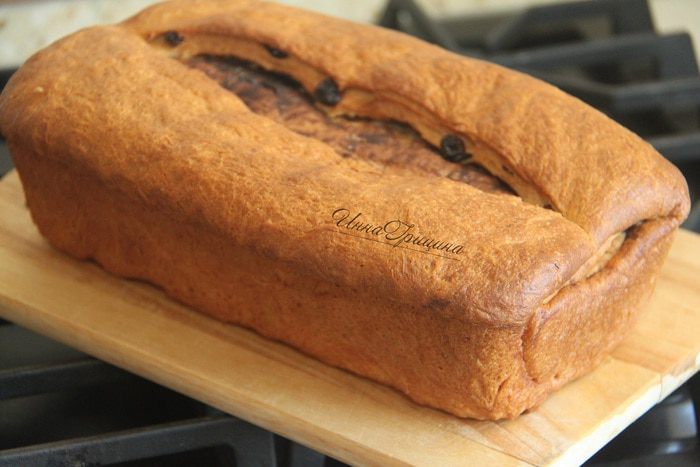 Хлебный завиток с корицей и изюмом