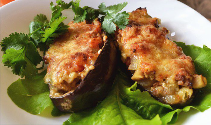 Баклажанные лодочки, начиненные мясом и белыми грибами, под сырной шубкой.