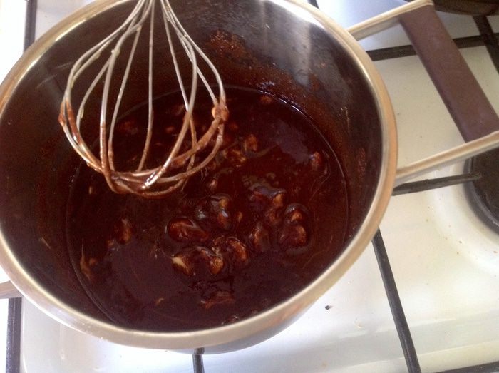 Шоколадная колбаса с орехами