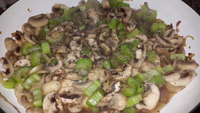Постные картофельные клёцки с луком, грибами и сельдереем