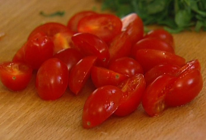 Моцарелла и помидоры на шпажках 