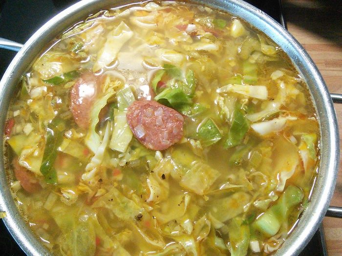 Суп с копчёными колбасками и зелёной капустой 