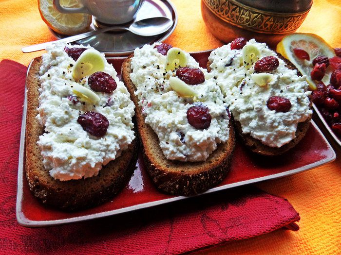 Бутерброд с пикантным творогом