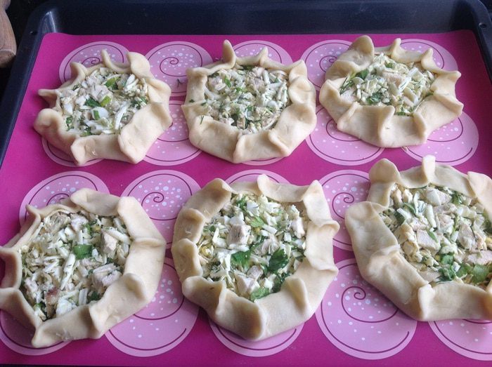 Мини-пироги с курицей и яйцом