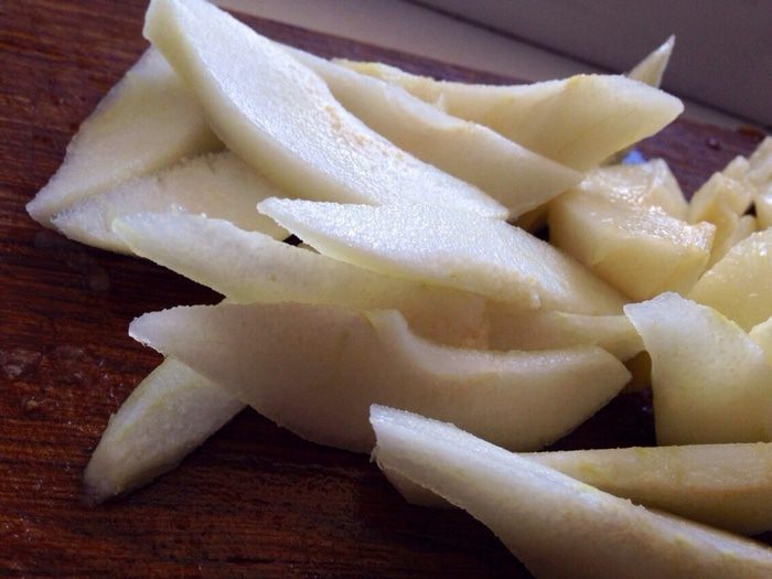 Пирог с карамелизированными грушами