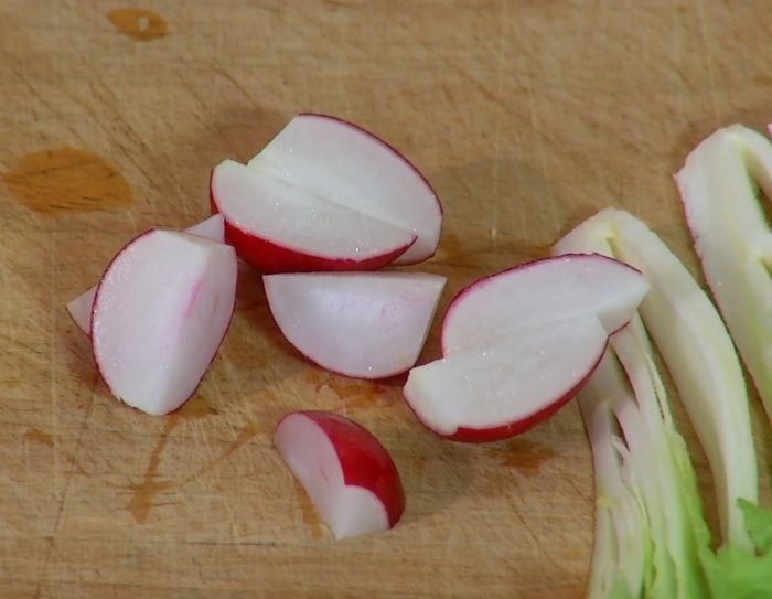 Семга с салатом из цикория, фенхеля и редиски 