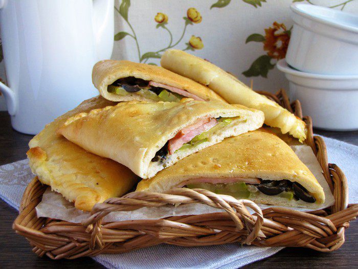 Кальцоне с цукини, оливками и моцареллой