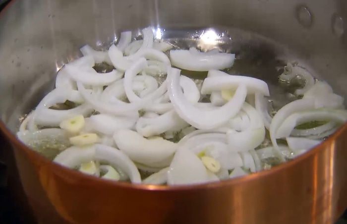 Свинина, томленная с оливками, розмарином и анчоусами