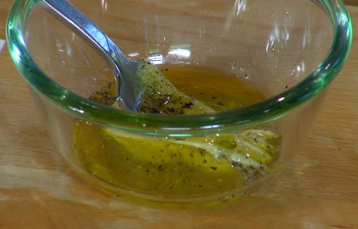 Яйцо по-шотландски с салатом и грудинкой 
