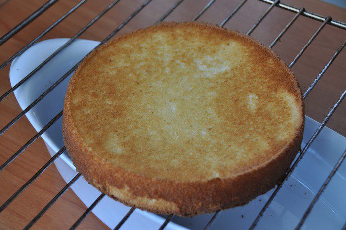 Шоколадный торт с кофейным кремом и хрустящими конфетками 