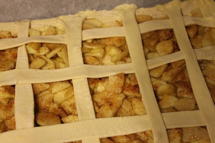 Слоеный пирог с яблоками и корицей