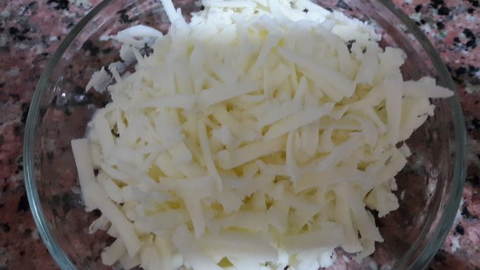 Лаваш с тунцом и шпинатом, запеченный в глиняной тарелке