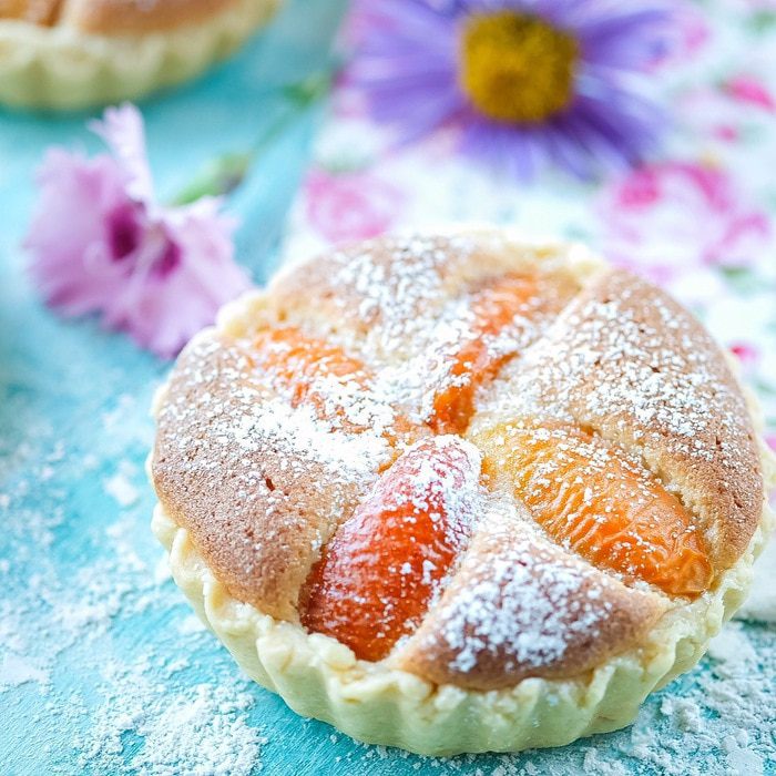 Тарталетки с франжипаном и абрикосами