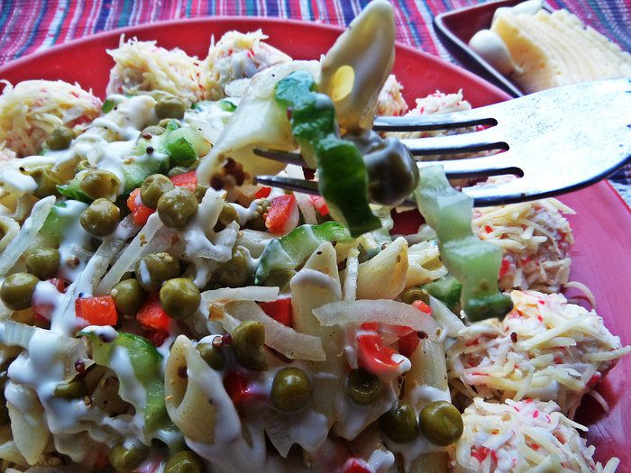Салат из овощей с пастой и сырными шариками