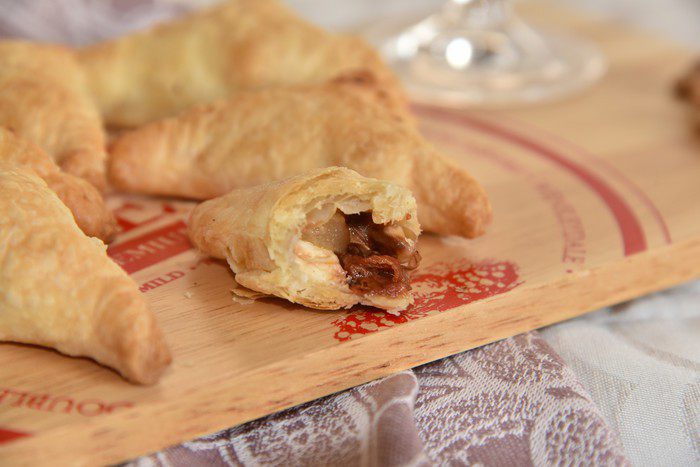 Уголки с пряной грушей, сыром и орехом