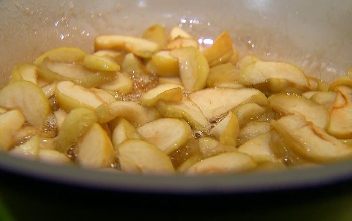 Яблочный крамбл с грецкими орехами