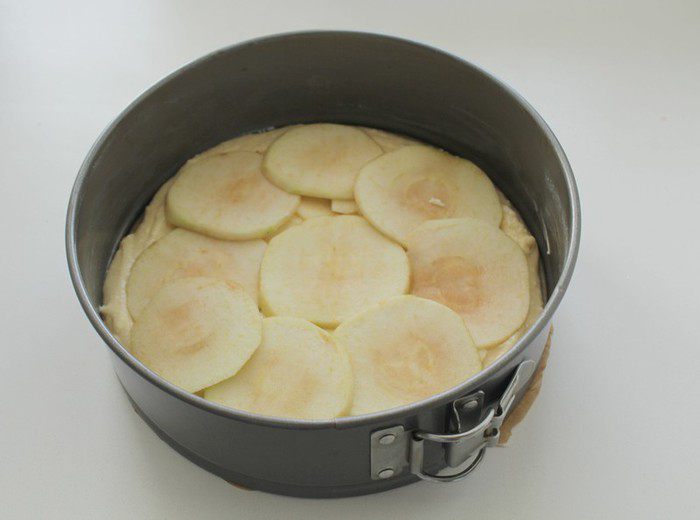 Кекс с яблоками и грецкими орехами