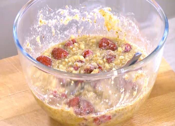 Тарт с малиной и кедровыми орешками 