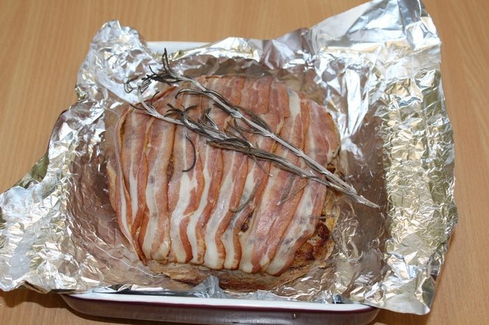 Буженина, запеченная в беконе с розмарином