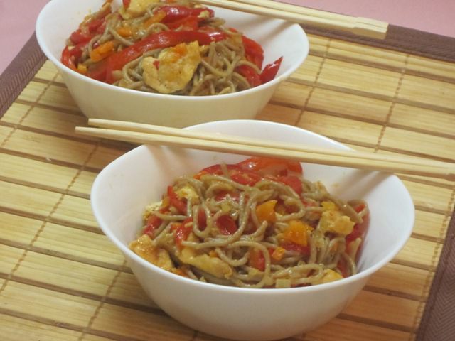 Соба с курицей и овощами