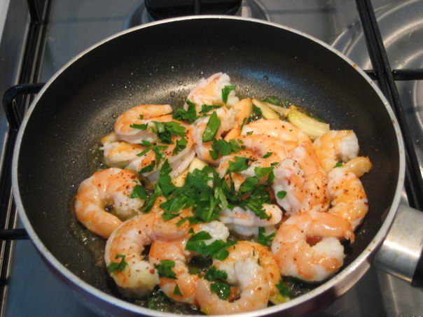 Пицца на гречневой муке с острыми креветками и руколой